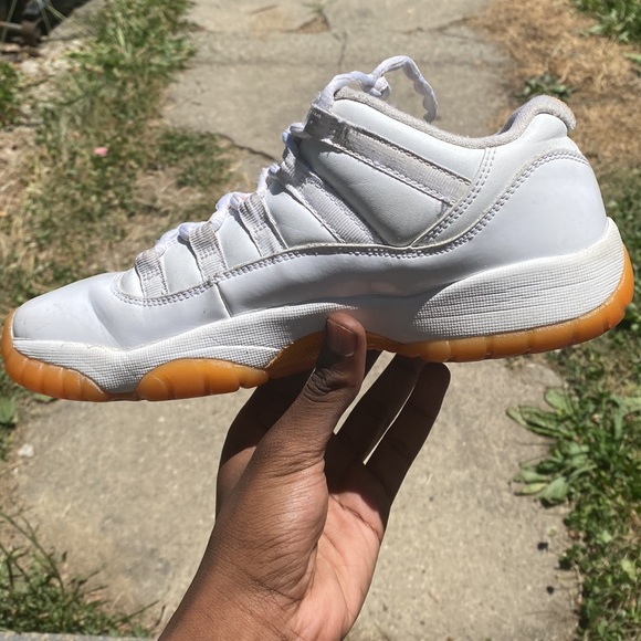Jordan citrus 11s 7 Youth - Picture 2 of 4